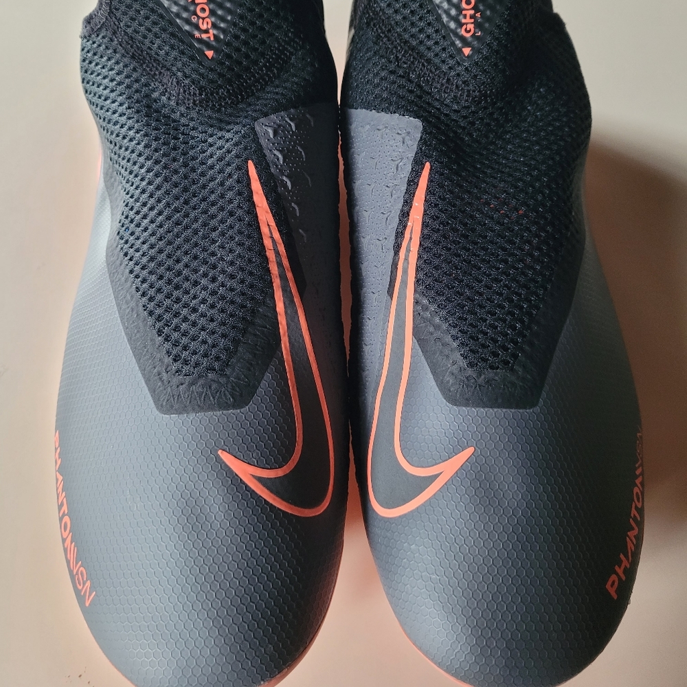 Euc/like new, worn 2 x before out grown men's size 12 Nike phantom soccer cleats